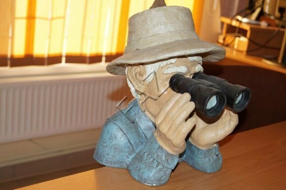 Decor figure designed as an adult looking through binoculars 35x25cm