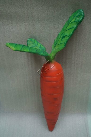 Orange colored decorative sculpture designed as a carrot 90cm b413