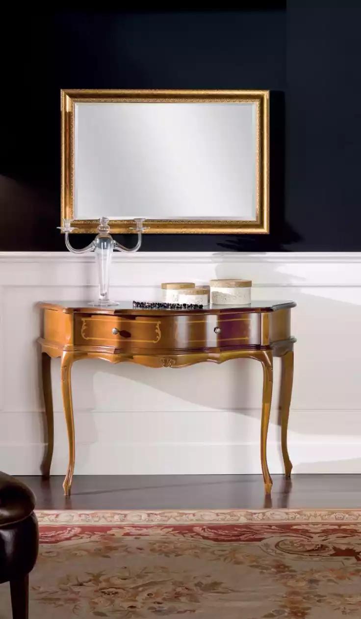 Luxurious Wooden Console Table in Bedroom Classic Brown Lamp