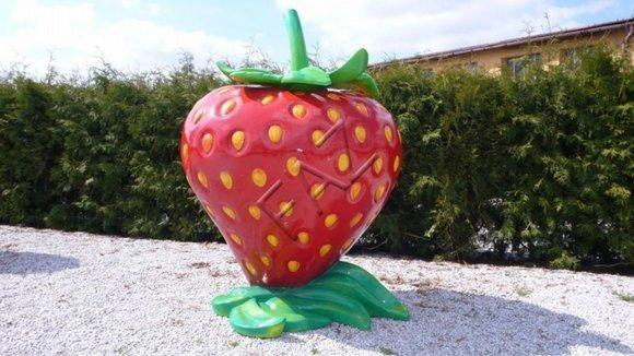 Massive garden sculpture designed as a natural colored strawberry 140cm