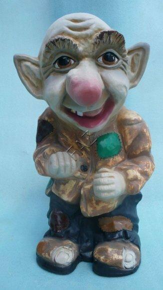 Decor figure designed as a plain poor happy dwarf 54x36cm