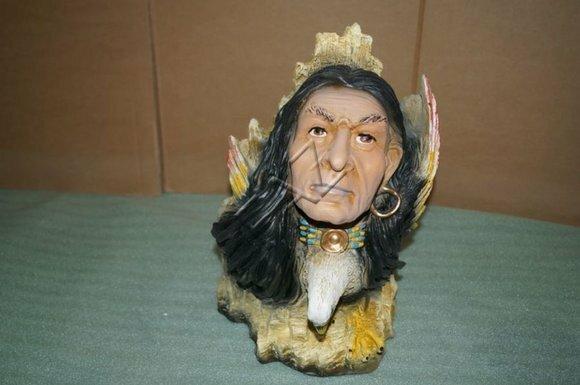 Decor figure of a red indians head on a wood 32cm