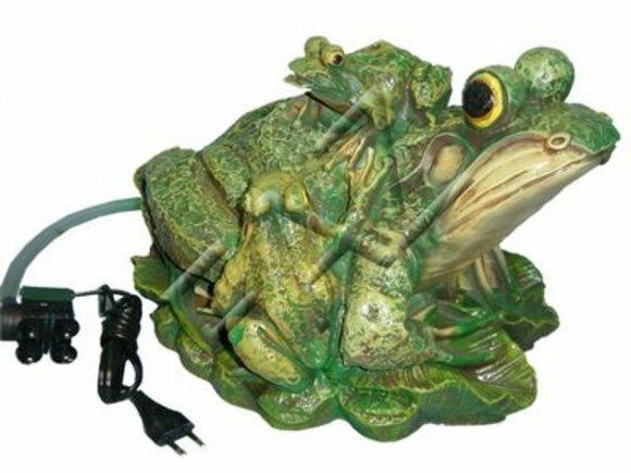 Decorative garden sculpture designed as an origianl colored frog with cubs 21x43cm