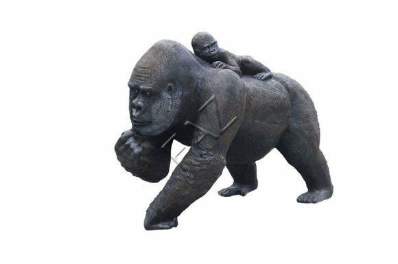 Full black colored garden decorative sculpture of a gorilla with his baby on back 86x130x65cm